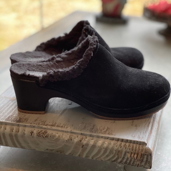 Crocs Clogs - Picture 2 of 4